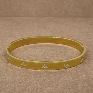 Pulsera bangle con florecitas