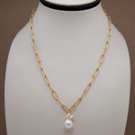 Collar tipo cadena de acero con dije de perla