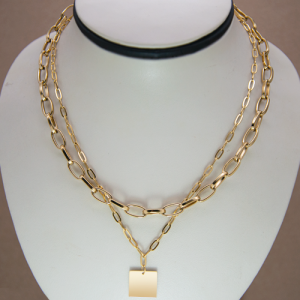 Collar corto doble con eslabones y dije cuadrado