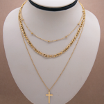 Collar corto triple de acero inoxidable con cruz