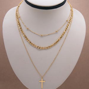 Collar corto triple de acero inoxidable con cruz