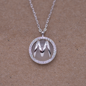 Juego cadena y dije de jade con inicial M