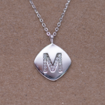 Juego cadena y dije con inicial M con circones