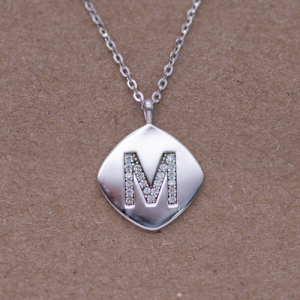 Juego cadena y dije con inicial M con circones