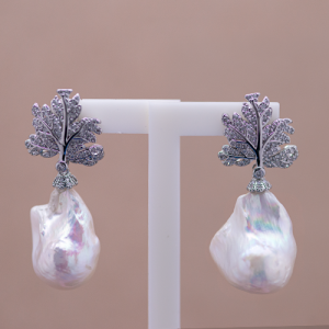 Aretes diseño hoja con perla núcleo