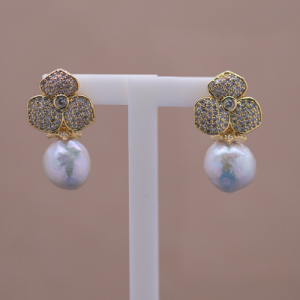 Aretes diseño flor con perla cultivada