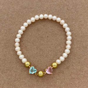 Pulsera de perla con corazones de cristal