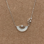 Juego cadena y dije diseño abanico de madreperla