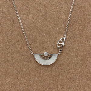 Juego cadena y dije diseño abanico de madreperla