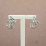 Arracada con cristales y líneas irregulares