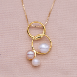 Juego de cadena y dije de vermail diseño tres aros y perlas botón