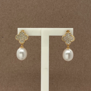 Aretes de flor con perla