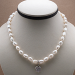 Collar de perla irregular con dije