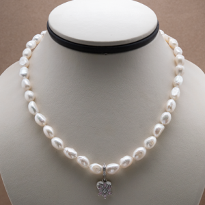 Collar de perla irregular con dije