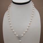 Collar corto de perla 5.5mm broche de flor con pavé de circones