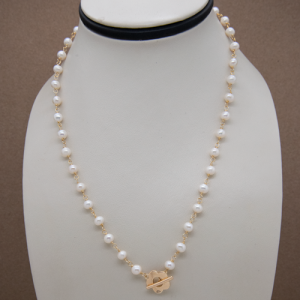 Collar corto de perla 5.5mm broche de flor lisa