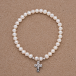 Pulsera de perla con dije de cruz