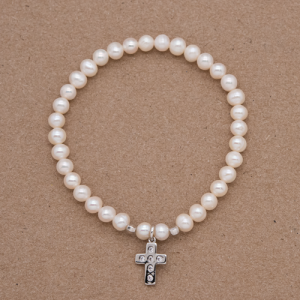Pulsera de perla con dije de cruz