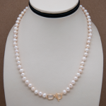 Collar corto de perlas con cristal blanco