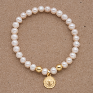 Pulsera de perla con medalla de San Benito