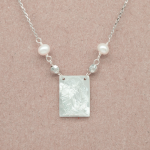 Collar con dije de la Virgen de Guadalupe en madreperla