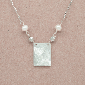 Collar con dije de la Virgen de Guadalupe en madreperla