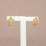 Arracada con flor en cristales de colores