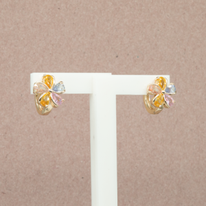 Arracada con flor en cristales de colores