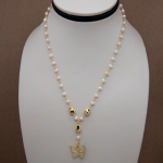 Collar corto de perlas con dije de mariposa