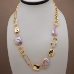 Collar corto de perla square rosada con beads cuadrados y cadena