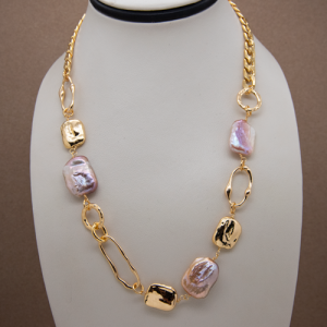 Collar corto de perla square rosada con beads cuadrados y cadena