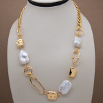 Collar corto de perla square blanca con beads cuadrados y cadena