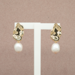 Aretes de perla oval con figura irregular