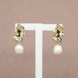 Aretes de perla oval con figura irregular