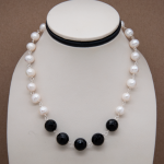 Collar corto de perla cultivada y onix