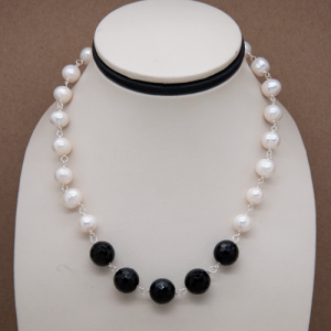 Collar corto de perla cultivada y onix