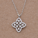 Juego cadena y dije de flor con perlitas