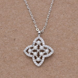 Juego cadena y dije de flor con perlitas