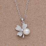 Juego cadena y dije de trébol con perla