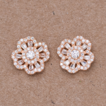 Aretes diseño de flor con baguettes