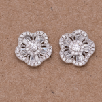 Aretes diseño de flor con baguettes