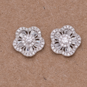 Aretes diseño de flor con baguettes