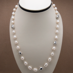 Collar mediano de perla oval con beads