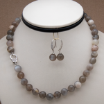 Collar corto de piedra moonstone gris