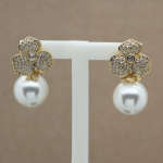 Aretes largos de madre perla diseño de flor