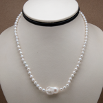 Collar corto de perla semi-redonda con dije de perla núcleo