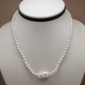 Collar corto de perla semi-redonda con dije de perla núcleo