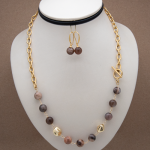 Collar corto de piedra moonstone y beads dorados