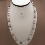 Collar largo con aretes de perla gris y agata