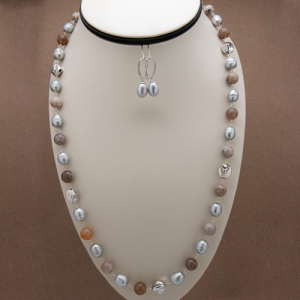 Collar largo con aretes de perla gris y agata